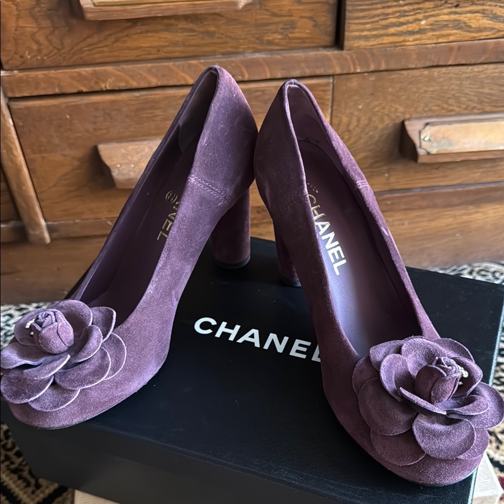 CHANEL flower on the toe with little pearl CC’s. Perfect, never worn. Eggplant.